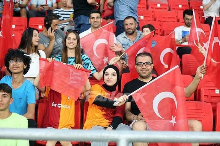 Türkiye - Litvanya maçında tribünler Kırmızı-Beyaz