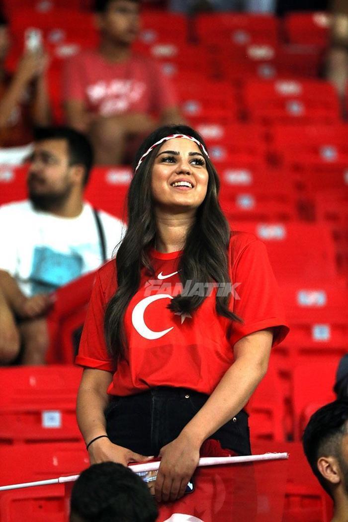 Türkiye - Litvanya maçında tribünler Kırmızı-Beyaz