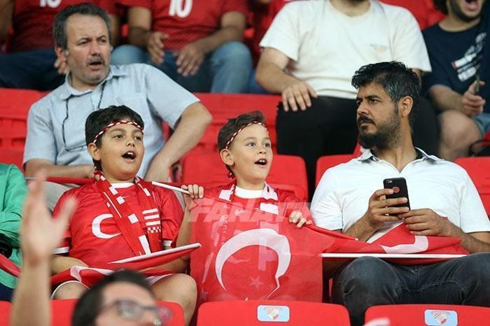 Türkiye - Litvanya maçında tribünler Kırmızı-Beyaz