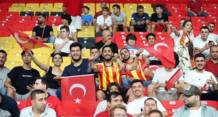 Türkiye - Litvanya maçında tribünler Kırmızı-Beyaz