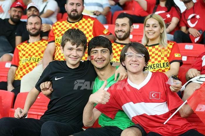 Türkiye - Litvanya maçında tribünler Kırmızı-Beyaz