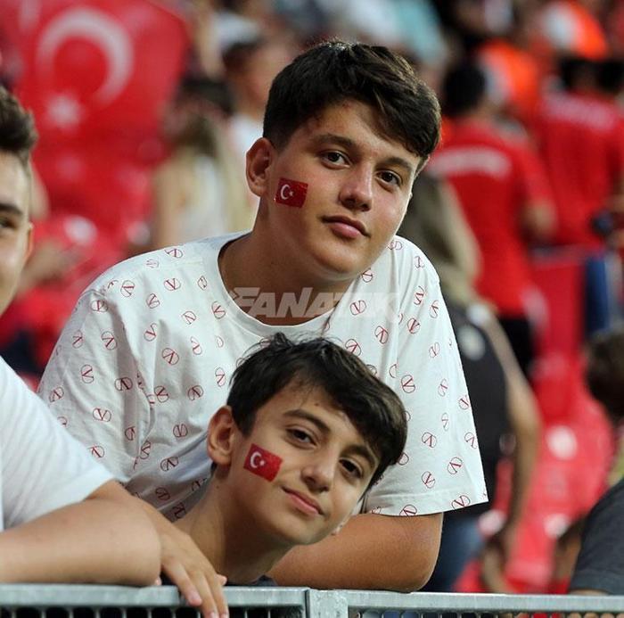 Türkiye - Litvanya maçında tribünler Kırmızı-Beyaz