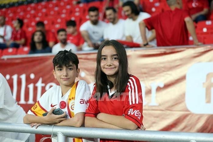 Türkiye - Litvanya maçında tribünler Kırmızı-Beyaz