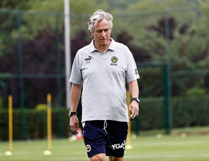 Son dakika Jorge Jesus 9 futbolcunun biletini kesti