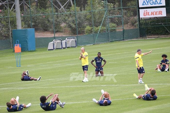 Fenerbahçede hazırlıklar sürüyor Samatta geri döndü