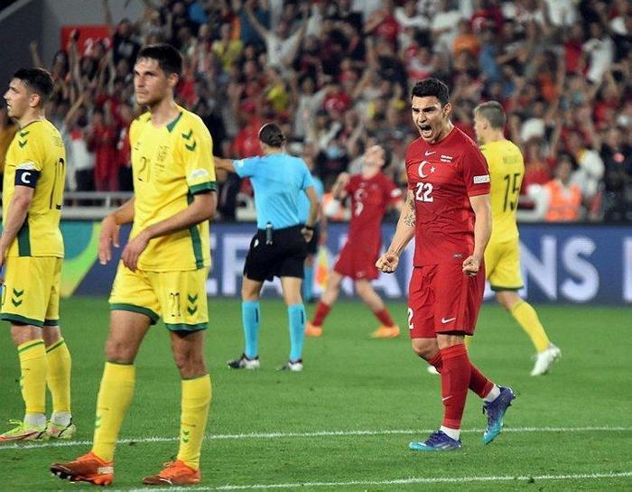 Galatasarayda Okan Buruk Yunus Akgünün takım arkadaşını istiyor