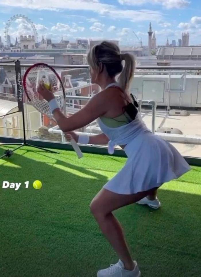 Amanda Holden ve Ashley Roberts, tenis oynarken rahat durmadılar
