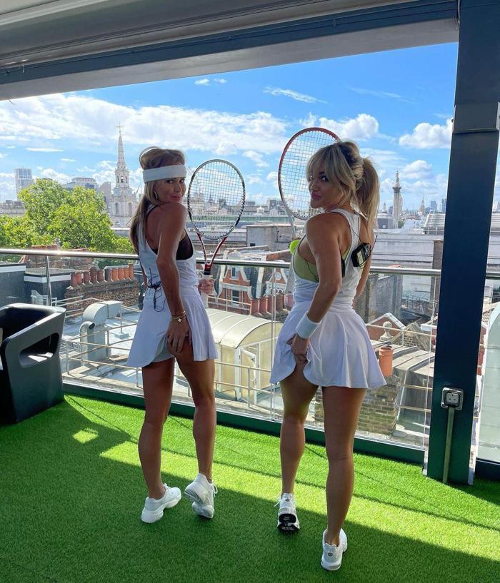 Amanda Holden ve Ashley Roberts, tenis oynarken rahat durmadılar