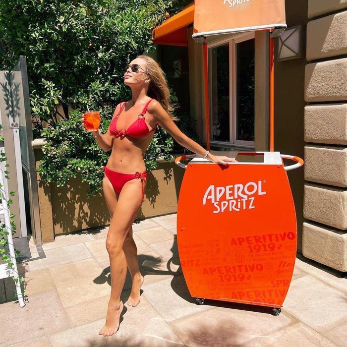 Amanda Holden ve Ashley Roberts, tenis oynarken rahat durmadılar