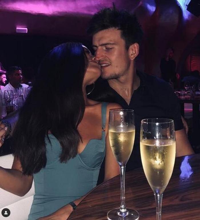 Harry Maguire çocuklarının annesi Fern Hawkins ile evlendi