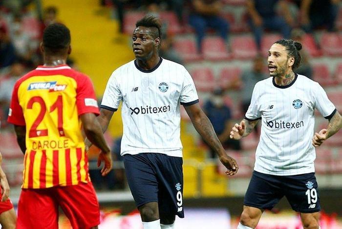 Balotelliden flaş transfer paylaşımı