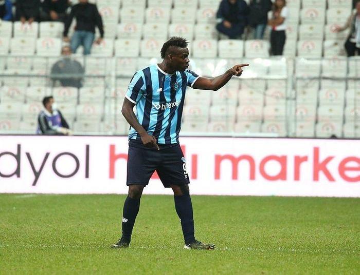 Balotelliden flaş transfer paylaşımı