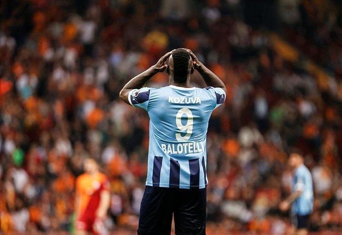 Balotelliden flaş transfer paylaşımı