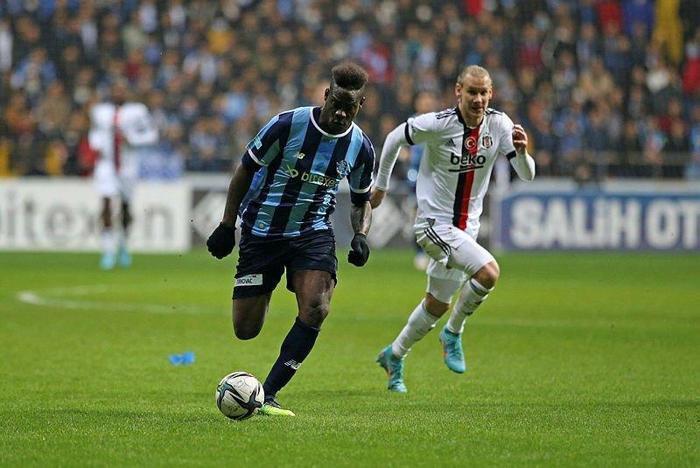 Balotelliden flaş transfer paylaşımı