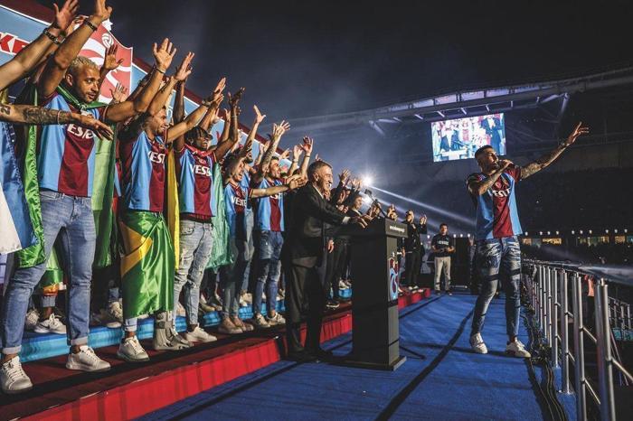 Trabzonspor Başkanı Ahmet Ağaoğlu: Başarıdan uzaklaşıldığında gidip tarih mıncıklamaya gerek yok