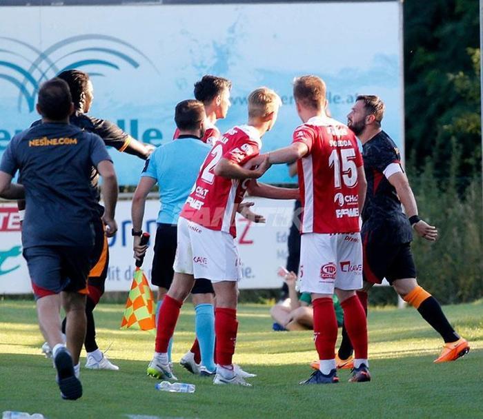 Galatasaray-Pardubice maçında olay Okan Buruk sahaya girdi