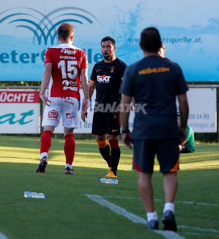 Galatasaray-Pardubice maçında olay Okan Buruk sahaya girdi