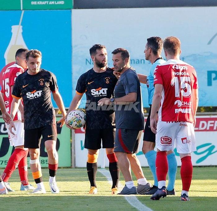 Galatasaray-Pardubice maçında olay Okan Buruk sahaya girdi
