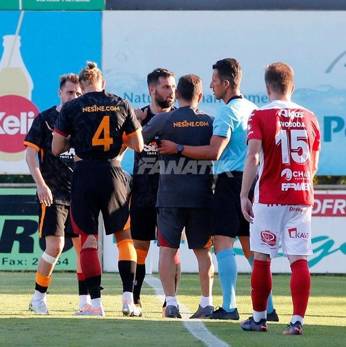 Galatasaray-Pardubice maçında olay Okan Buruk sahaya girdi
