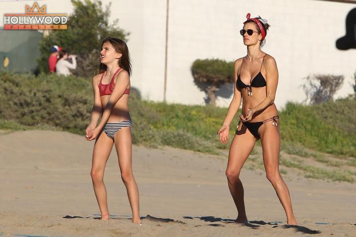 Alessandra Ambrosio plaj voleybolunda göz doldurdu