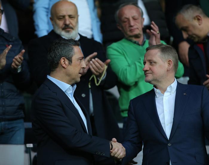 Fenerbahçe başkanı Ali Koç Başakşehir maçında ve sonrasında tek tek selfie çektirdi
