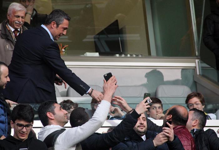 Fenerbahçe başkanı Ali Koç Başakşehir maçında ve sonrasında tek tek selfie çektirdi