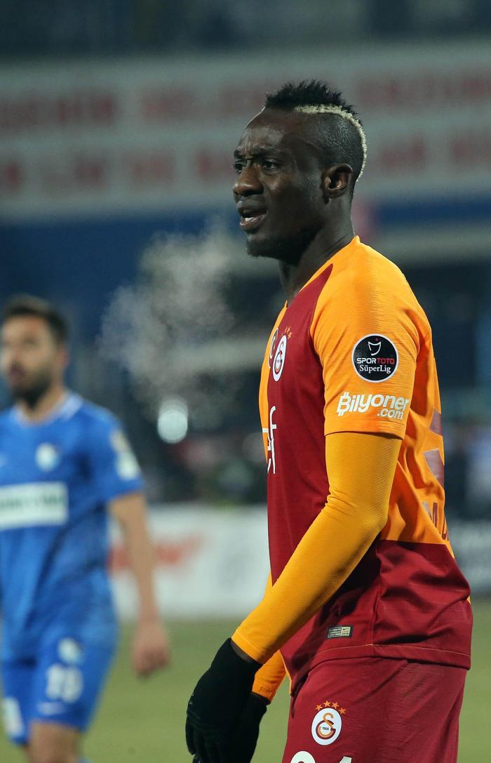Galatasaray taraftarı Mbaye Diagneyi eleştirdi
