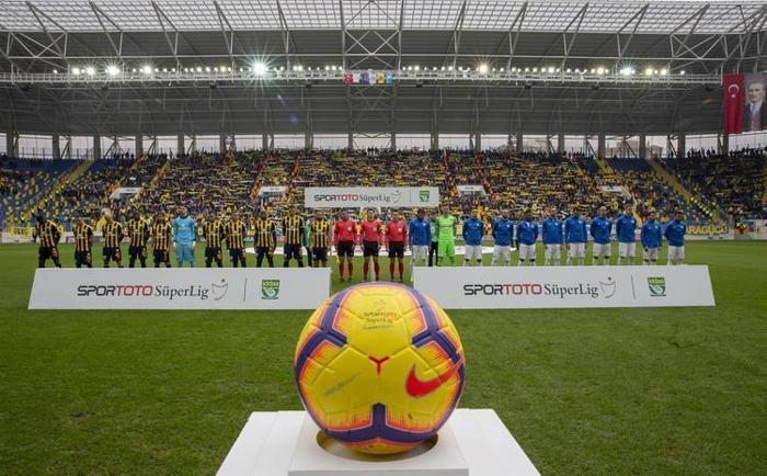 Ankaragücü teknik direktörü golden sonra yere yığıldı