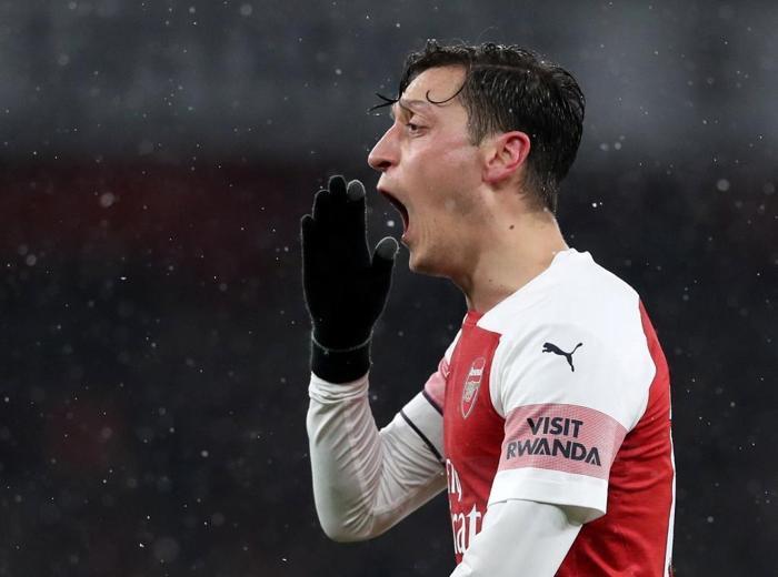 Mesut Özil transferi için aracılar devrede