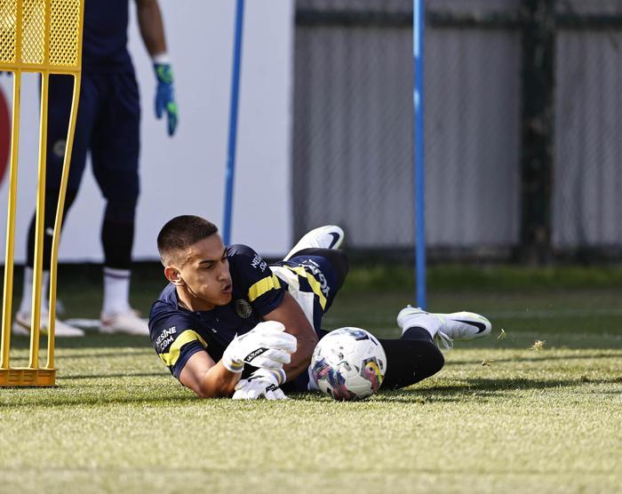 Fenerbahçede yeni transfer İrfan Can Eğribayat ilk idmanına çıktı