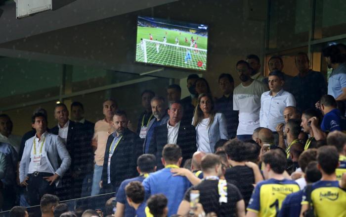 Fenerbahçede Başkan Ali Koç, taraftarlarla tartıştı