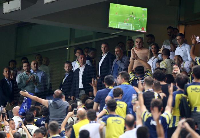 Fenerbahçede Başkan Ali Koç, taraftarlarla tartıştı