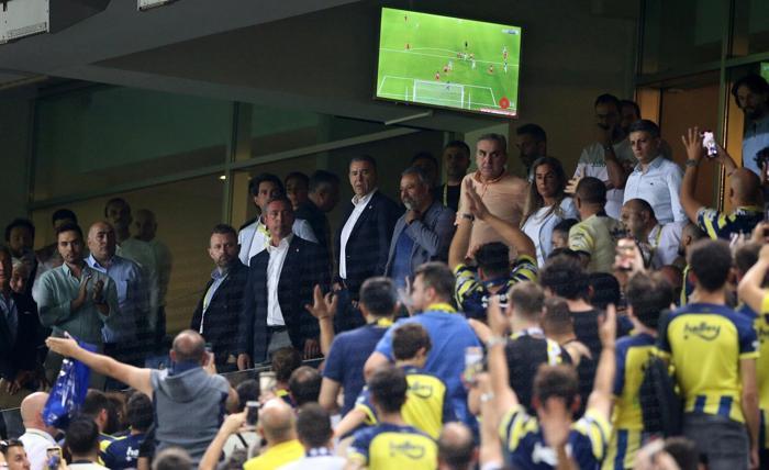 Fenerbahçede Başkan Ali Koç, taraftarlarla tartıştı