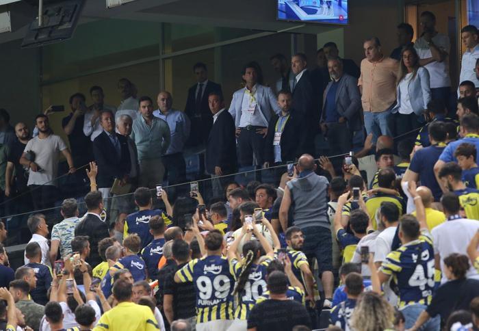 Fenerbahçede Başkan Ali Koç, taraftarlarla tartıştı