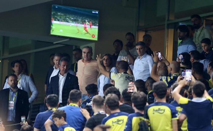 Fenerbahçede Başkan Ali Koç, taraftarlarla tartıştı