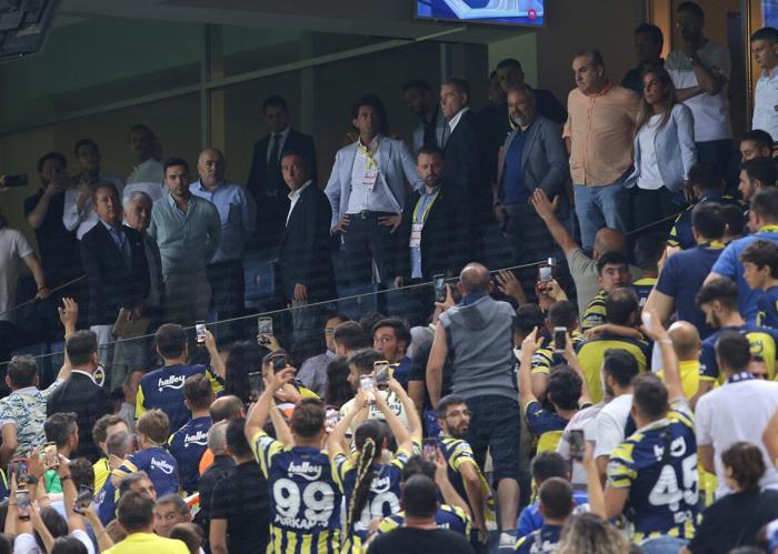 Fenerbahçede Başkan Ali Koç, taraftarlarla tartıştı