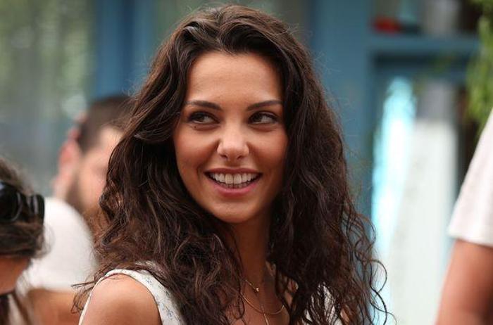 Tuvana Türkay kadın arkadaşıyla öpüştü
