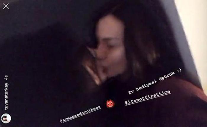 Tuvana Türkay kadın arkadaşıyla öpüştü