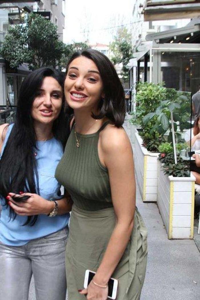 Tuvana Türkay kadın arkadaşıyla öpüştü