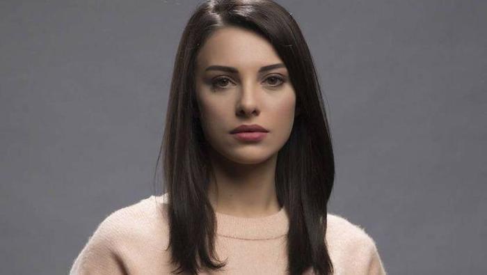 Tuvana Türkay kadın arkadaşıyla öpüştü