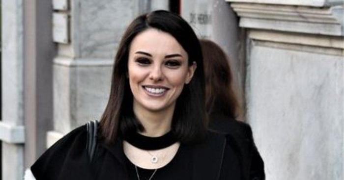 Tuvana Türkay kadın arkadaşıyla öpüştü