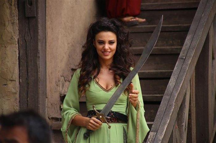 Tuvana Türkay kadın arkadaşıyla öpüştü