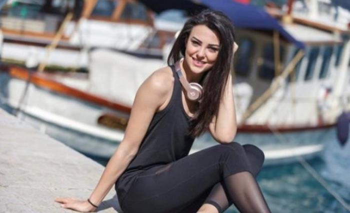 Tuvana Türkay kadın arkadaşıyla öpüştü