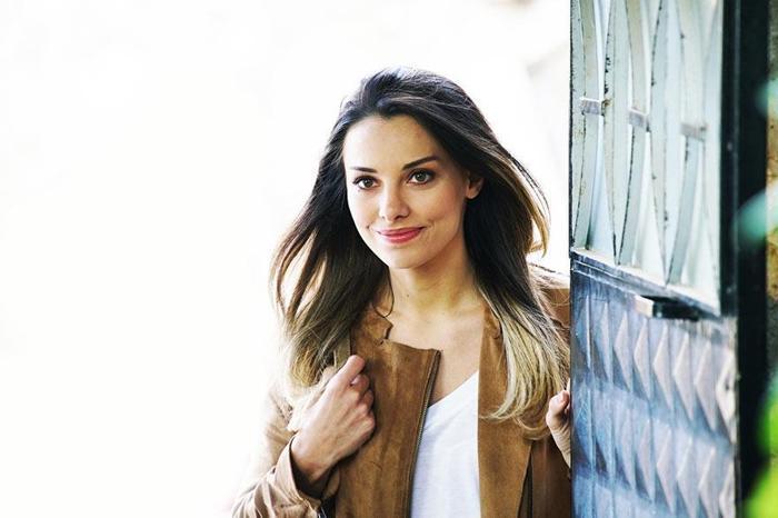 Tuvana Türkay kadın arkadaşıyla öpüştü