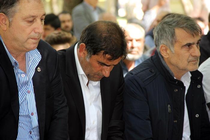 Trabzonsporun hocası Ünal Karamanın annesi son yolculuğuna uğurlandı