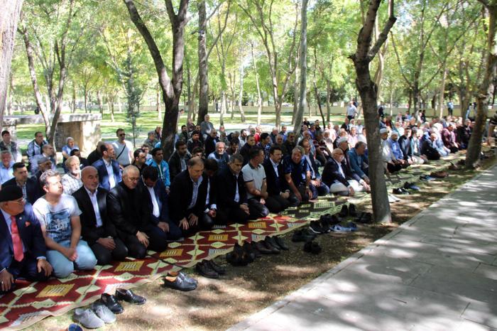 Trabzonsporun hocası Ünal Karamanın annesi son yolculuğuna uğurlandı