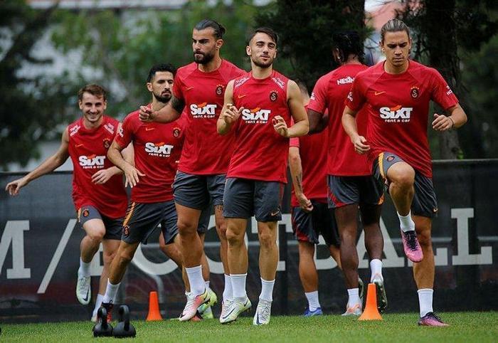 Son dakika Galatasaray haberi Okan Buruk biletlerini kesti Cim Bomda 4 ayrılık