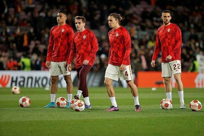 Son dakika Galatasaray haberi Okan Buruk biletlerini kesti Cim Bomda 4 ayrılık