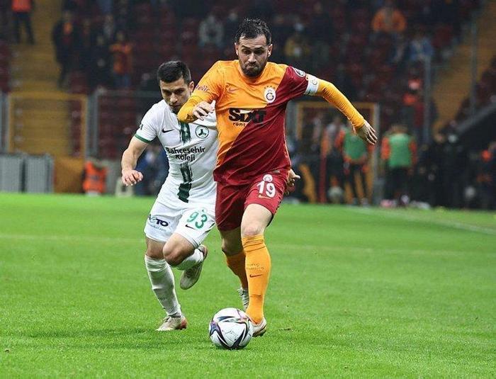 Son dakika Galatasaray haberi Okan Buruk biletlerini kesti Cim Bomda 4 ayrılık