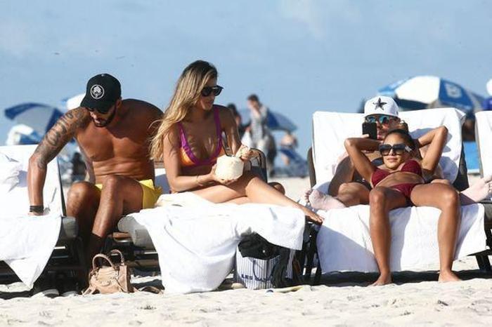 Kainat güzeli Ariadna Gutierrez plajda